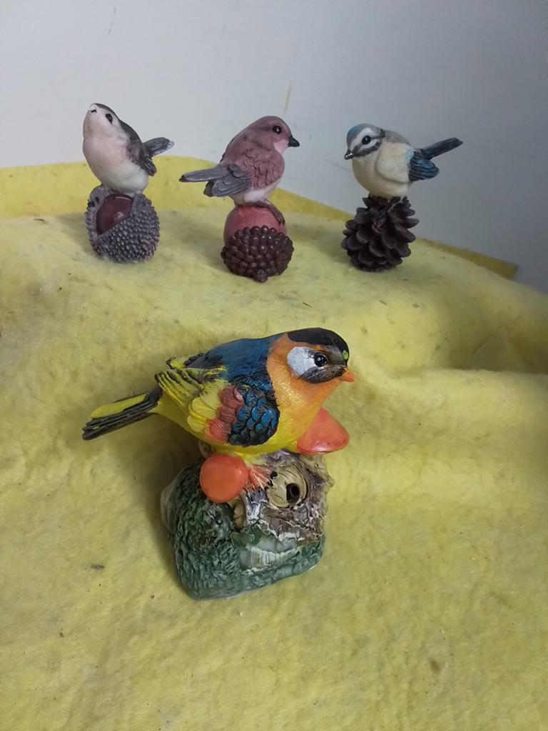 15155) 4 mooie vogel beeldjes  1x met geluid, Ophalen of Verzenden, Zo goed als nieuw, Vogel, Beeldje of Figuurtje