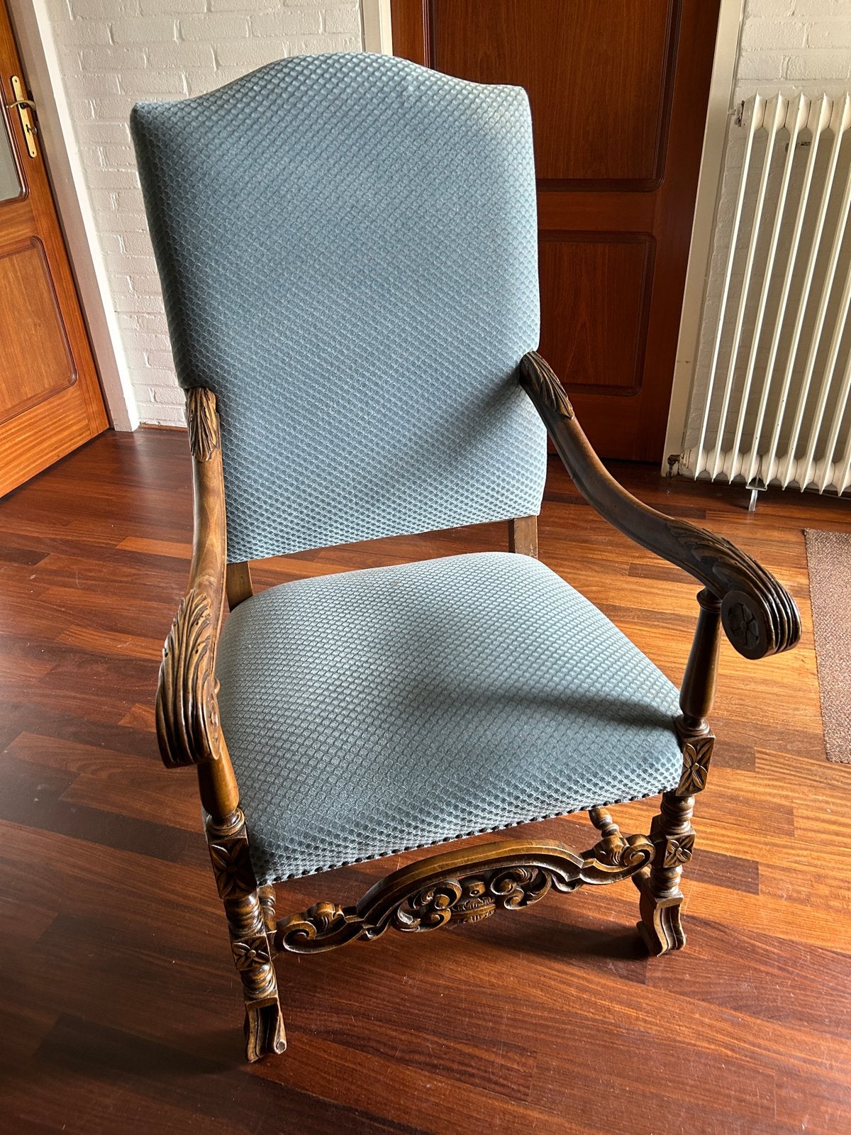 Antieke stoel met armleuningen en houtsnijwerk, Antiek en Kunst, Ophalen