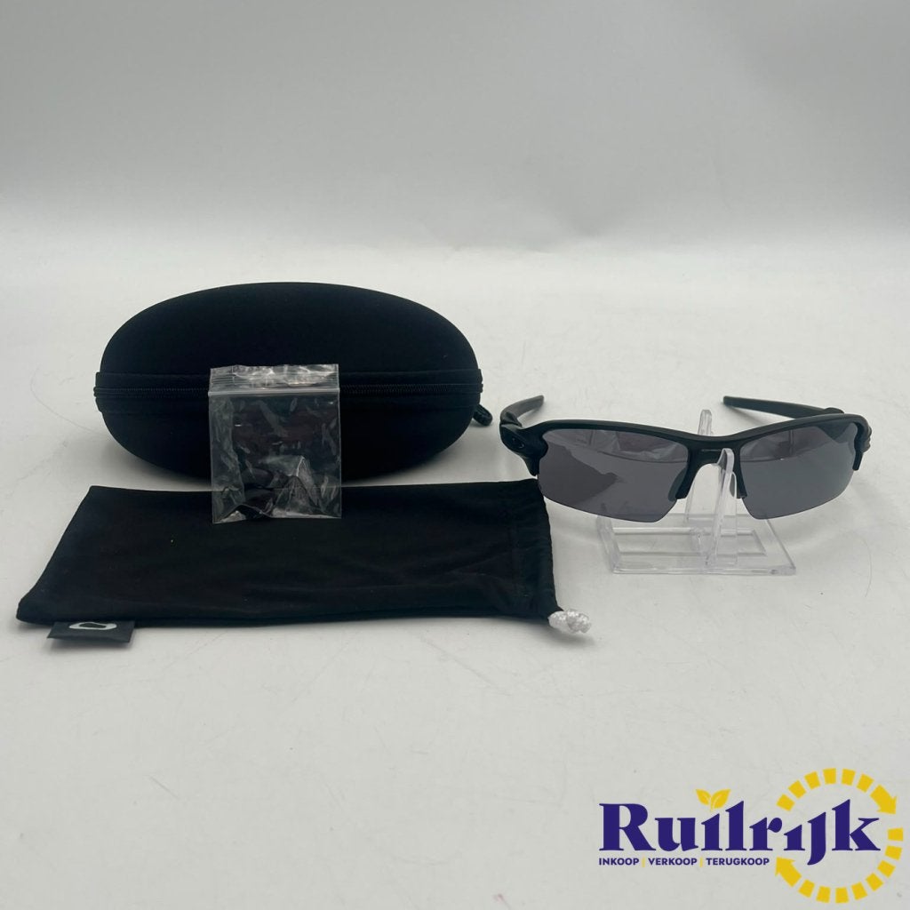 Oakley Flak 2.0 XL mat zwart zonnebril - Nieuw, Oakley, Zo goed als nieuw, Support@oakley.com, 1 Icon, 1 Legacy Way
Foothill Ranch, CA 92610
USA