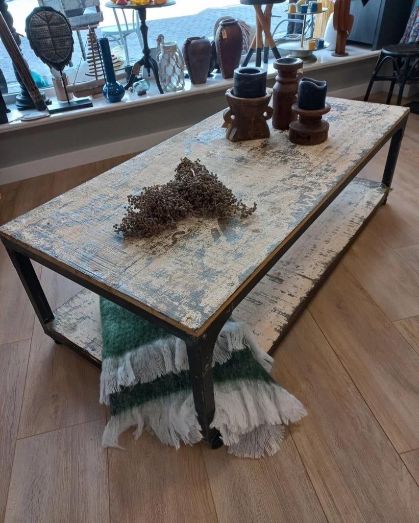 Stoere industriële salontafel / tuintafel op wielen, Huis en Inrichting, Tafels | Salontafels, Overige houtsoorten, Gebruikt, 100 tot 150 cm