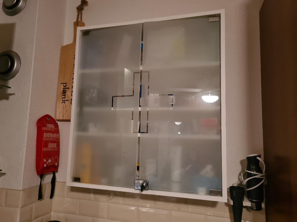 Medicijnkast met glazen deuren en slot, Ophalen, Gebruikt, Glas, 50 tot 100 cm