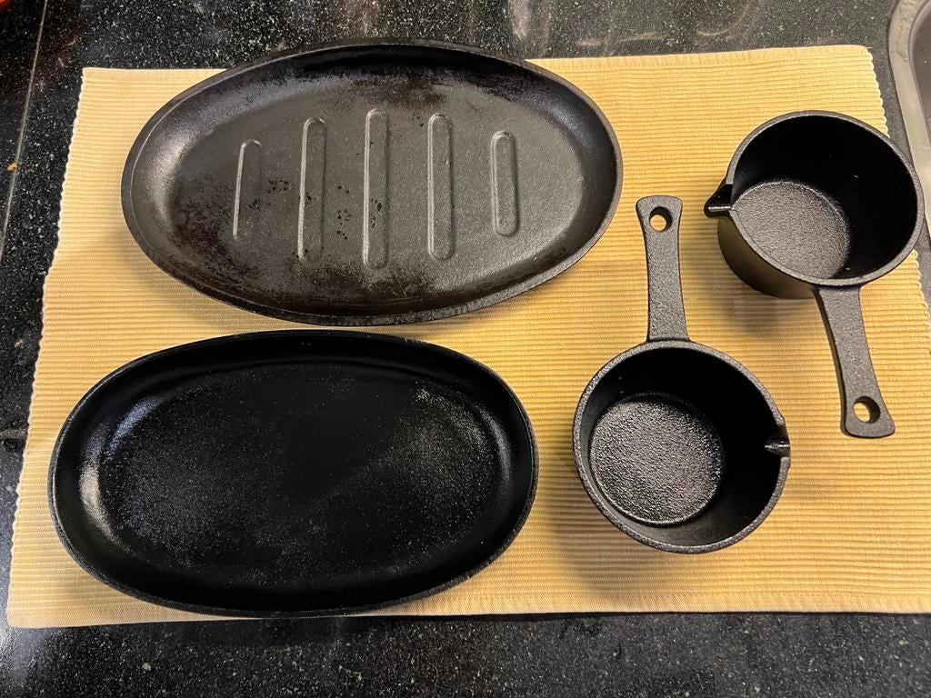t.k.2x plancha en 2x sauspannetje gietijzer INDUCTIE BBQ, Huis en Inrichting, Keuken | Potten en Pannen, Ophalen, Zo goed als nieuw