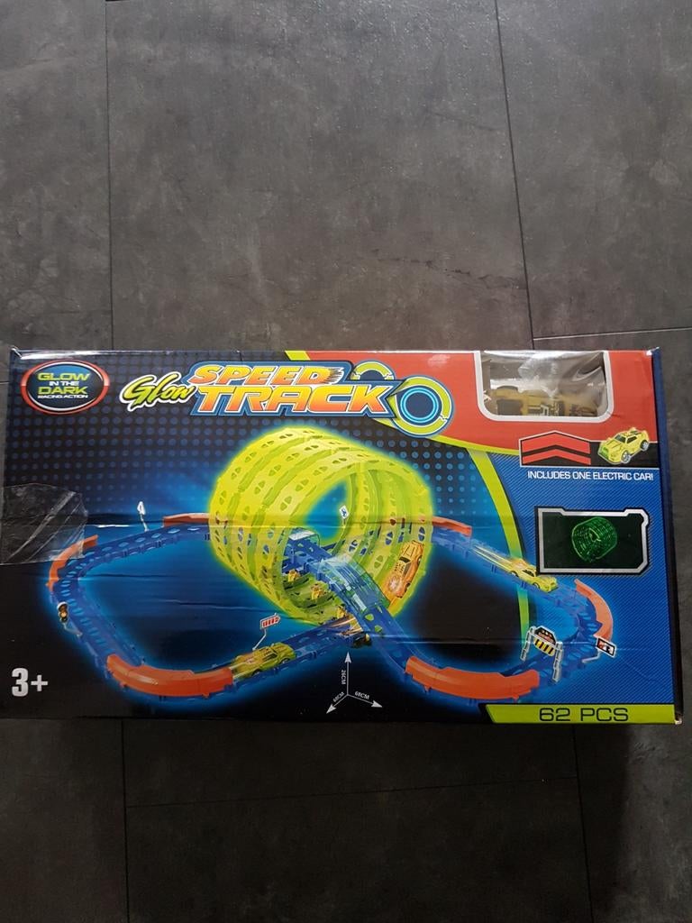 Glow in the dark racebaan met electrische auto, Kinderen en Baby's, Speelgoed | Racebanen, Overige merken, Racebaan, Ophalen of Verzenden