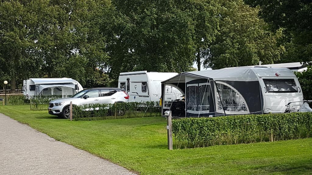 Seizoensplek naast mooiste buitenzwembad van Friesland, Caravans en Kamperen, Verhuur