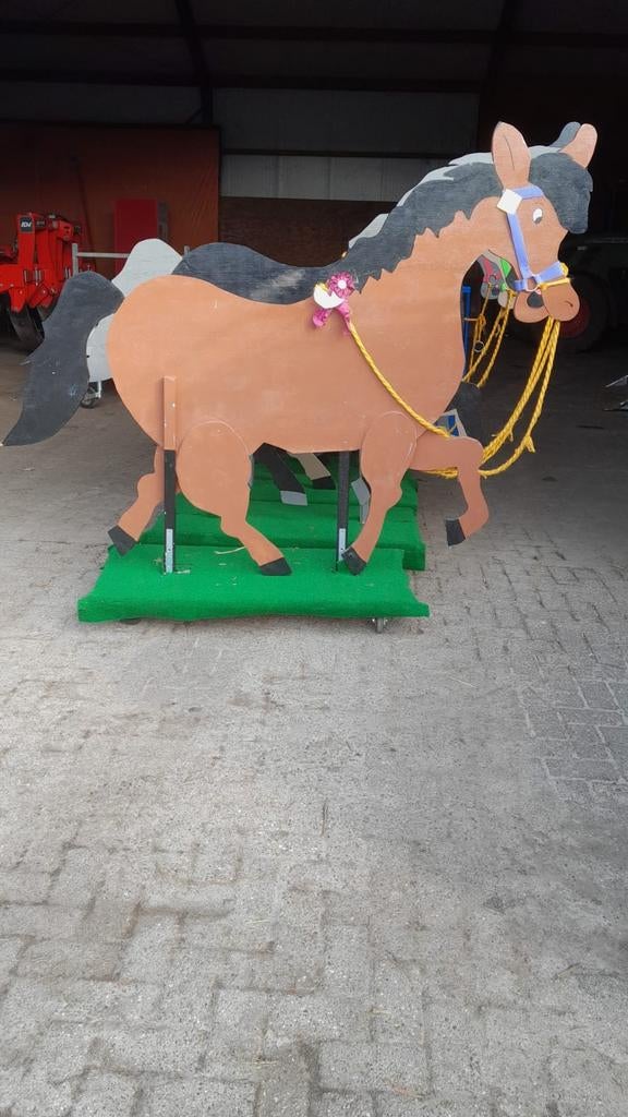 8 Houten paarden voor carnavalswagen en ruiter kleding,, Ophalen of Verzenden, Zo goed als nieuw, Overige typen, Carnaval