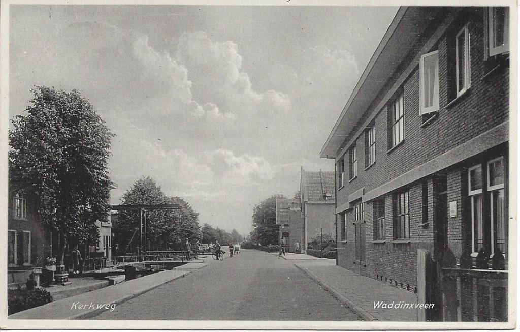 Waddinxveen (Z.H.) Kerkweg, Volk, gelopen 1935, Ophalen of Verzenden, 1920 tot 1940, Gelopen, Zuid-Holland
