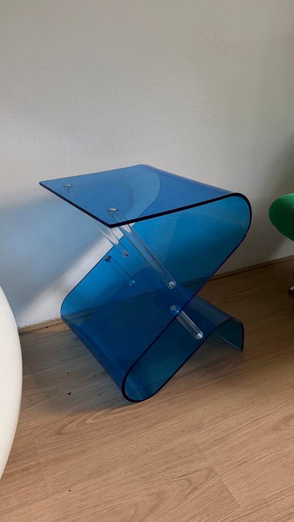 Blauw plexiglas bijzettafel van Jotex - CLERMONT, Huis en Inrichting, Tafels | Bijzettafels, Gebruikt, Rechthoekig, 45 tot 60 cm
