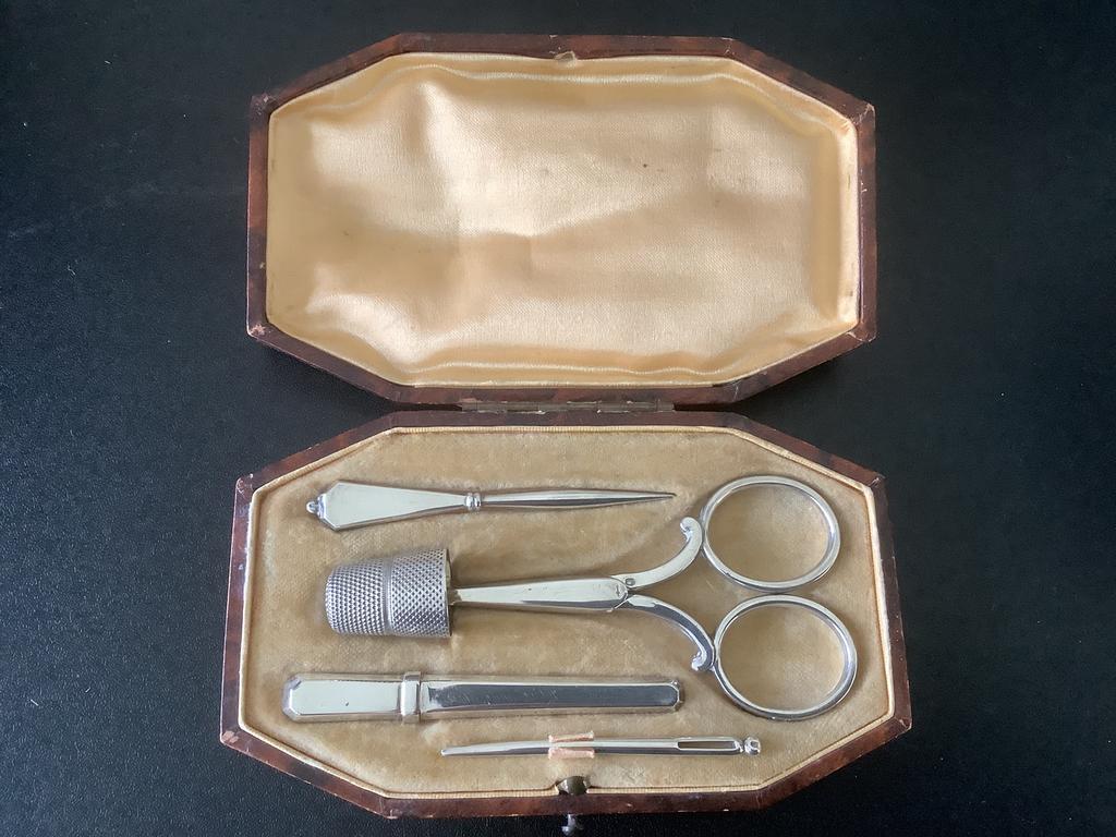 Zilveren naaigarnituur de Zilverfabriek Voorschoten ong 1935, Antiek en Kunst, Ophalen of Verzenden, Zilver