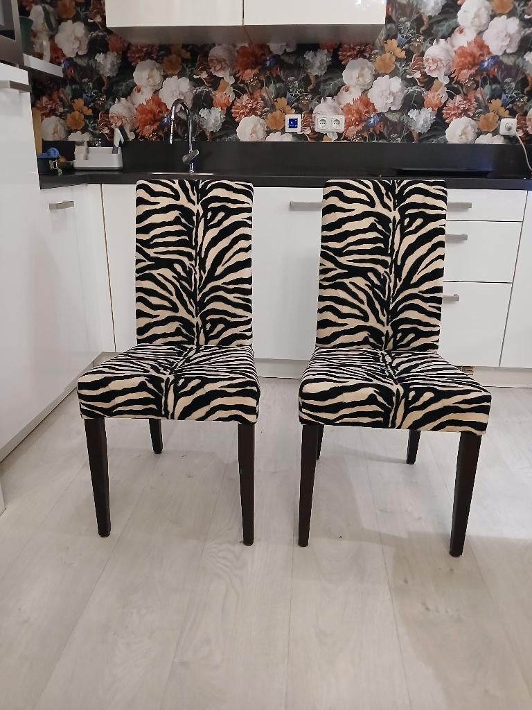 2x nette Zebra pluche eetkamerstoelen, Ophalen, Twee, Zwart, Zo goed als nieuw