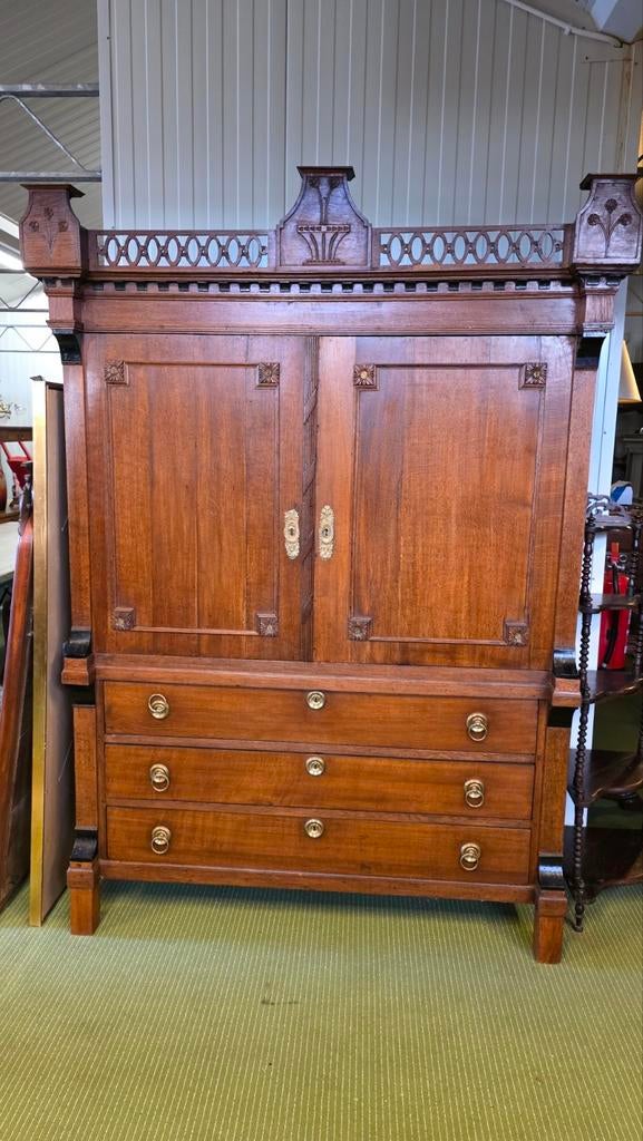 Eiken hekjes kabinet € 250