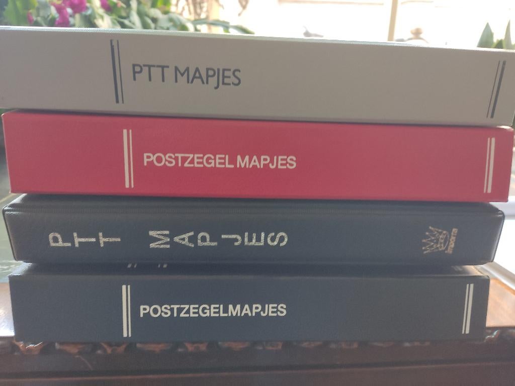 4 albums met PTT mapjes, Postzegels en Munten, Postzegels | Nederland, Ophalen of Verzenden, Na 1940, Postfris