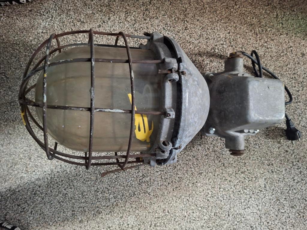 Oude Vintage Industriële Poolse Bunker hanglamp., Ophalen of Verzenden