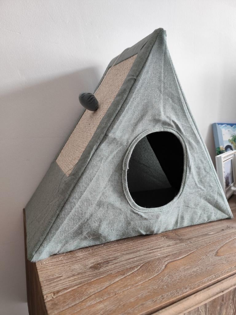 Kattenhuis met krabplank en balletje, Ophalen, Zo goed als nieuw