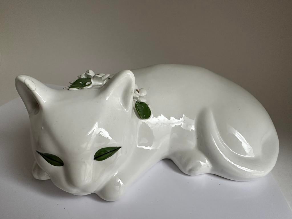 Beeld Slapende witte kat met bloemen, Ophalen of Verzenden, Gebruikt, Dier