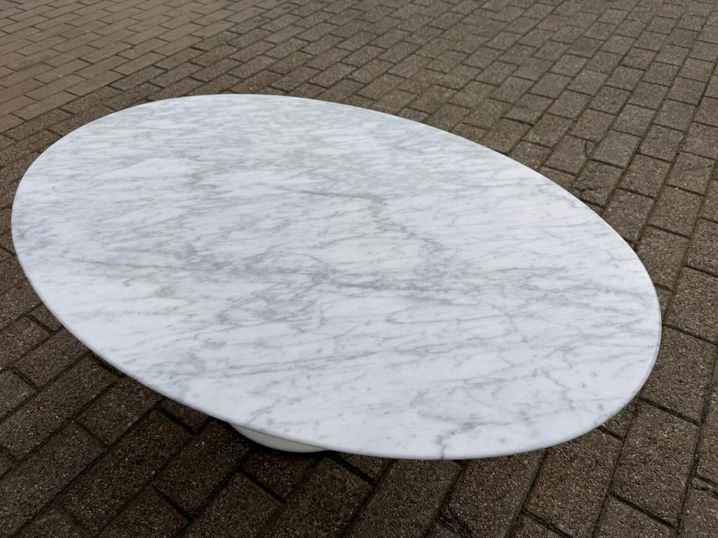 Originele Knoll Tulip Eero Saarinen Ovale Salontafel Carrara, 100 tot 150 cm, Minder dan 50 cm, Vitra togo mah jong edra cassina b&b italia sede artifort leolux