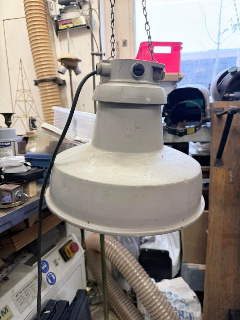 Industriële lamp van Industria Rotterdam, Ophalen