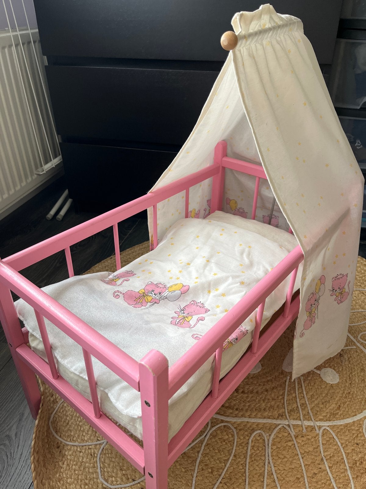 Roze poppenbedje met hemeltje en beddengoed, Ophalen of Verzenden, Gebruikt, Overige typen