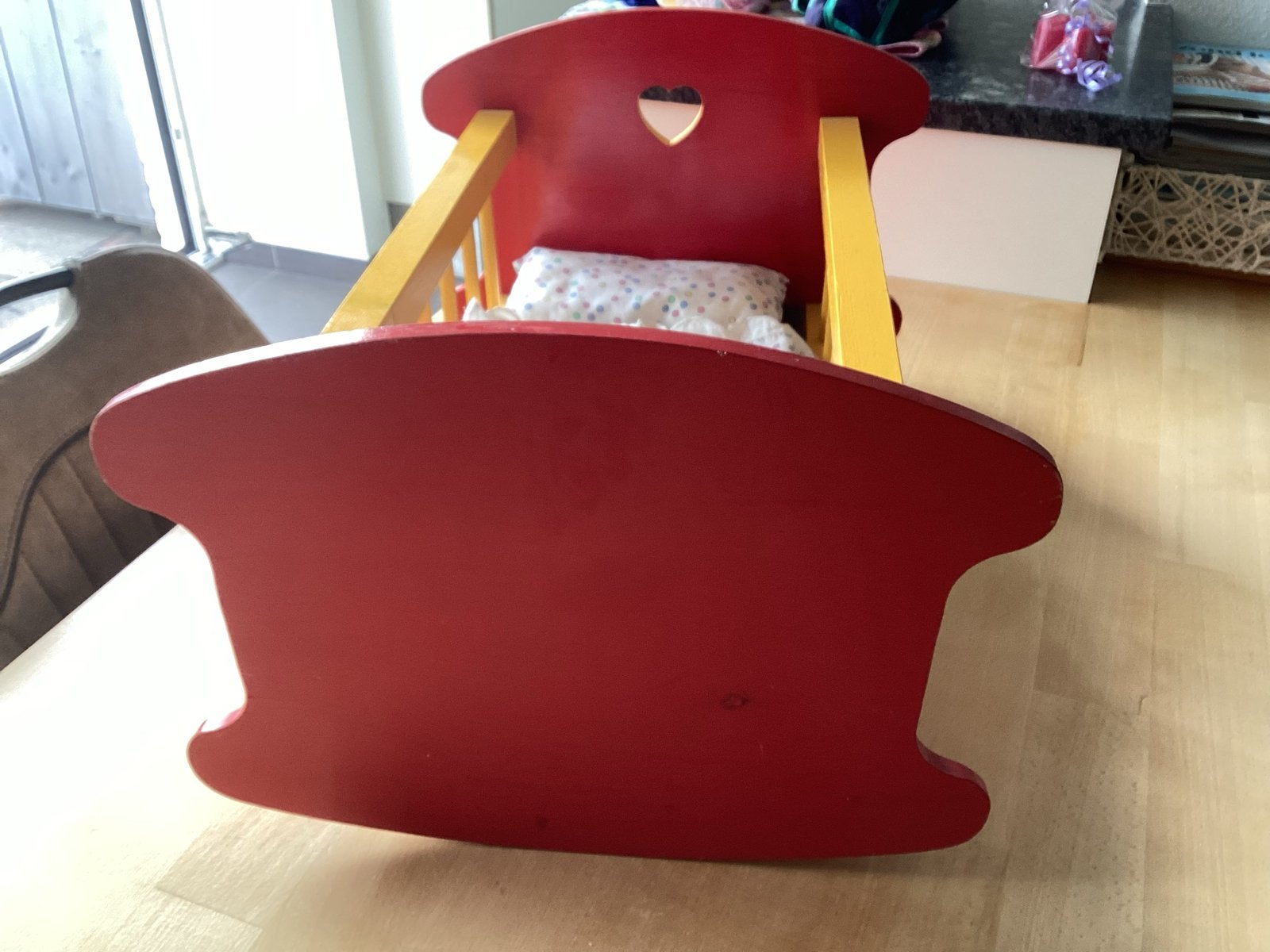 Houten poppenwiegje - rood/geel met hartjesuitsparing, Ophalen, Gebruikt, Babypop