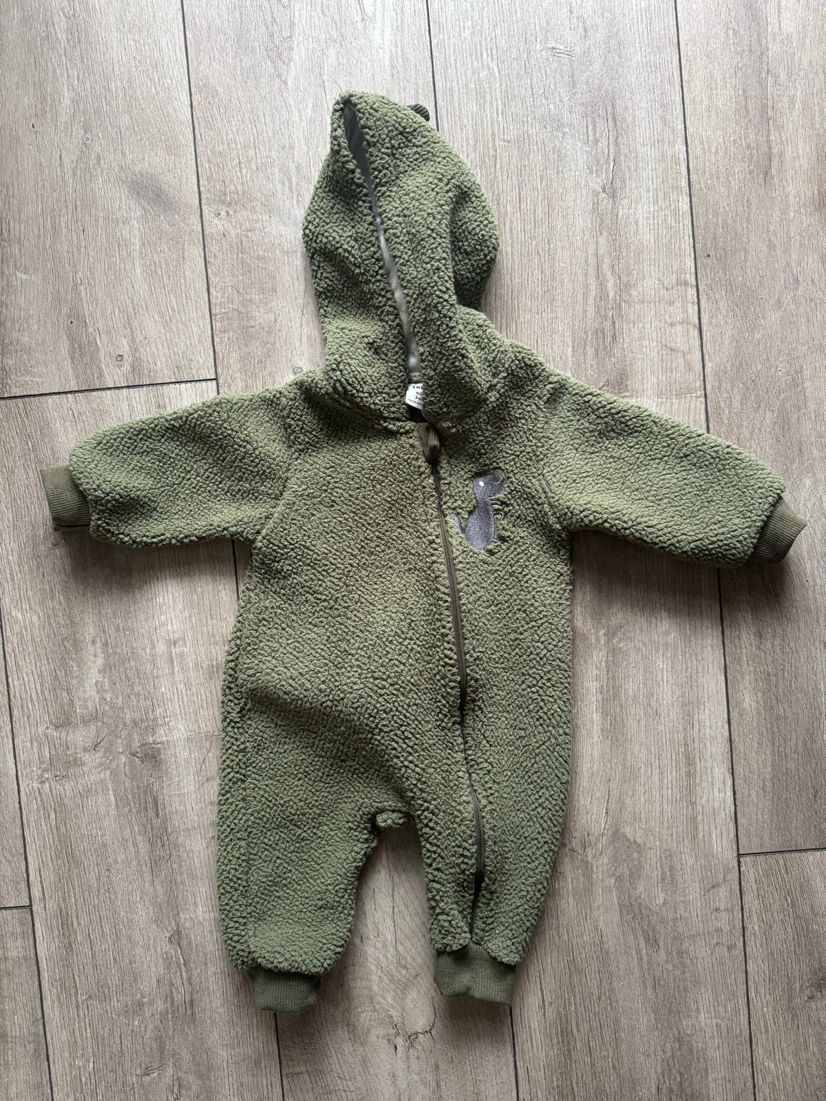 Groen teddy dino pakje voor baby's (3-6 maanden), Kinderen en Baby's, Ophalen of Verzenden, Zo goed als nieuw, Jongetje, Pakje