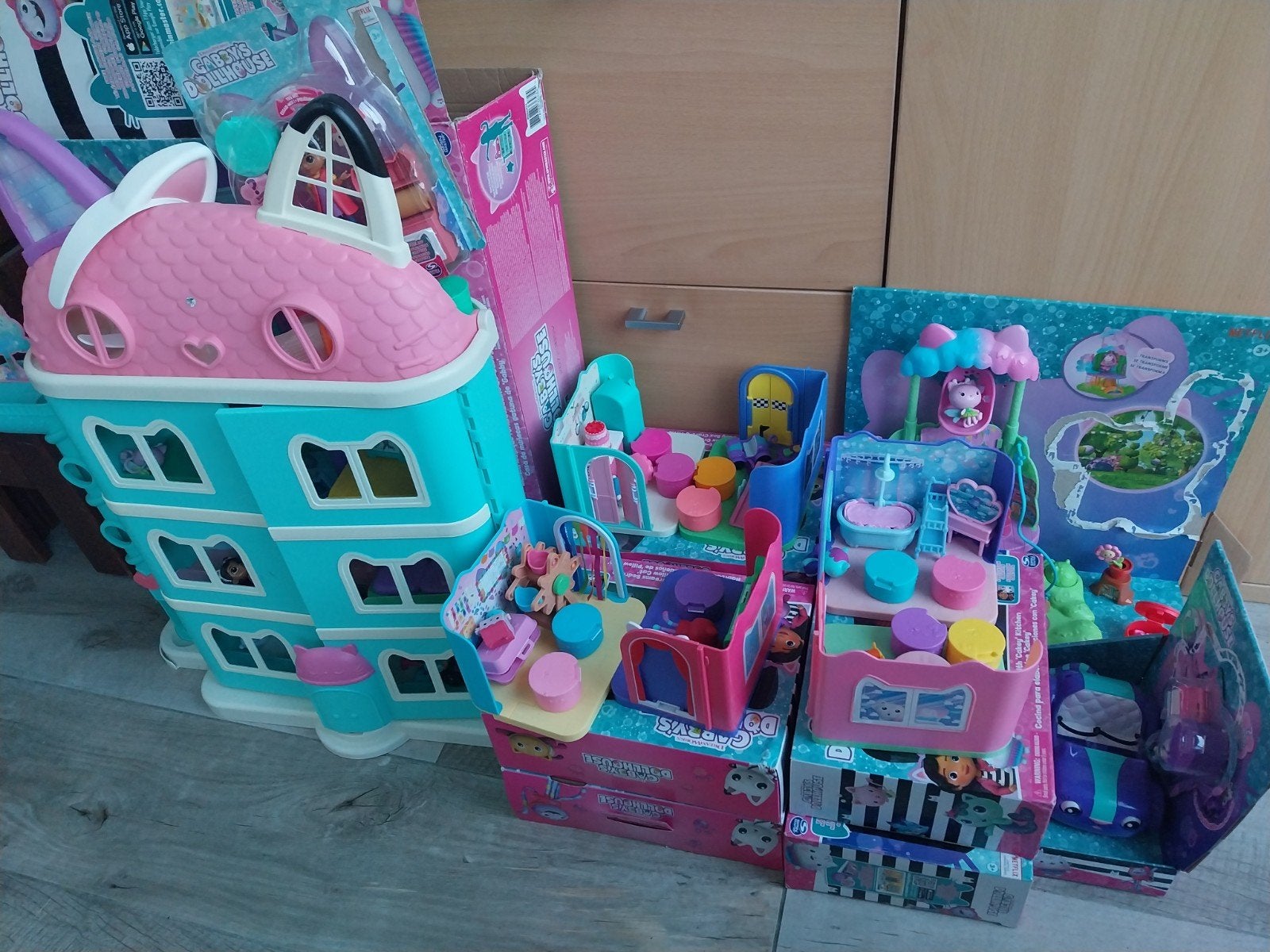 Gabby's poppenhuis complete set met dozen, Ophalen, Zo goed als nieuw, Poppenhuis