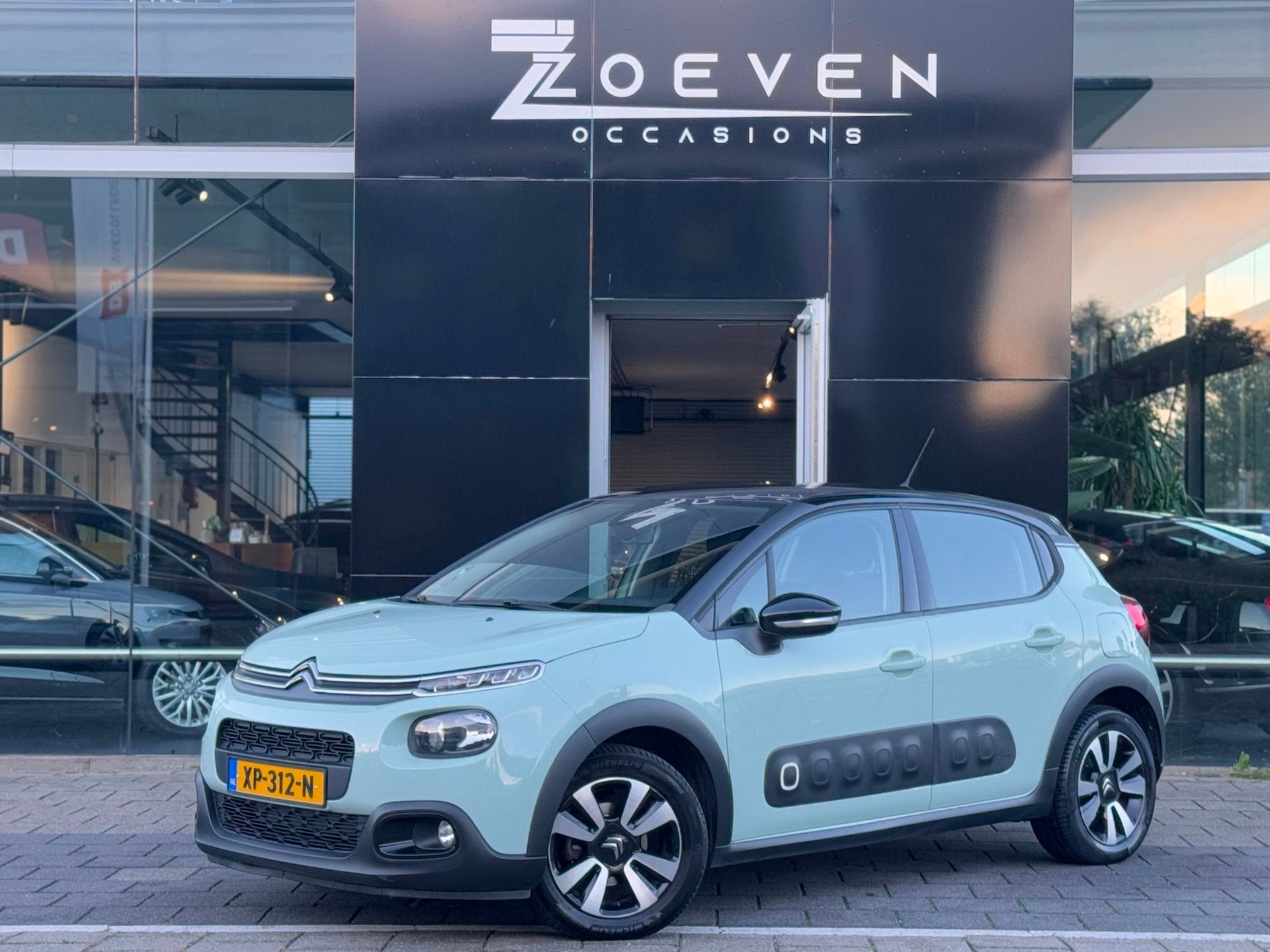 Citroen C3 1.2 PureTech Shine, Auto's, Dealer onderhouden, 40 €/maand, 1199 cc, 82 pk