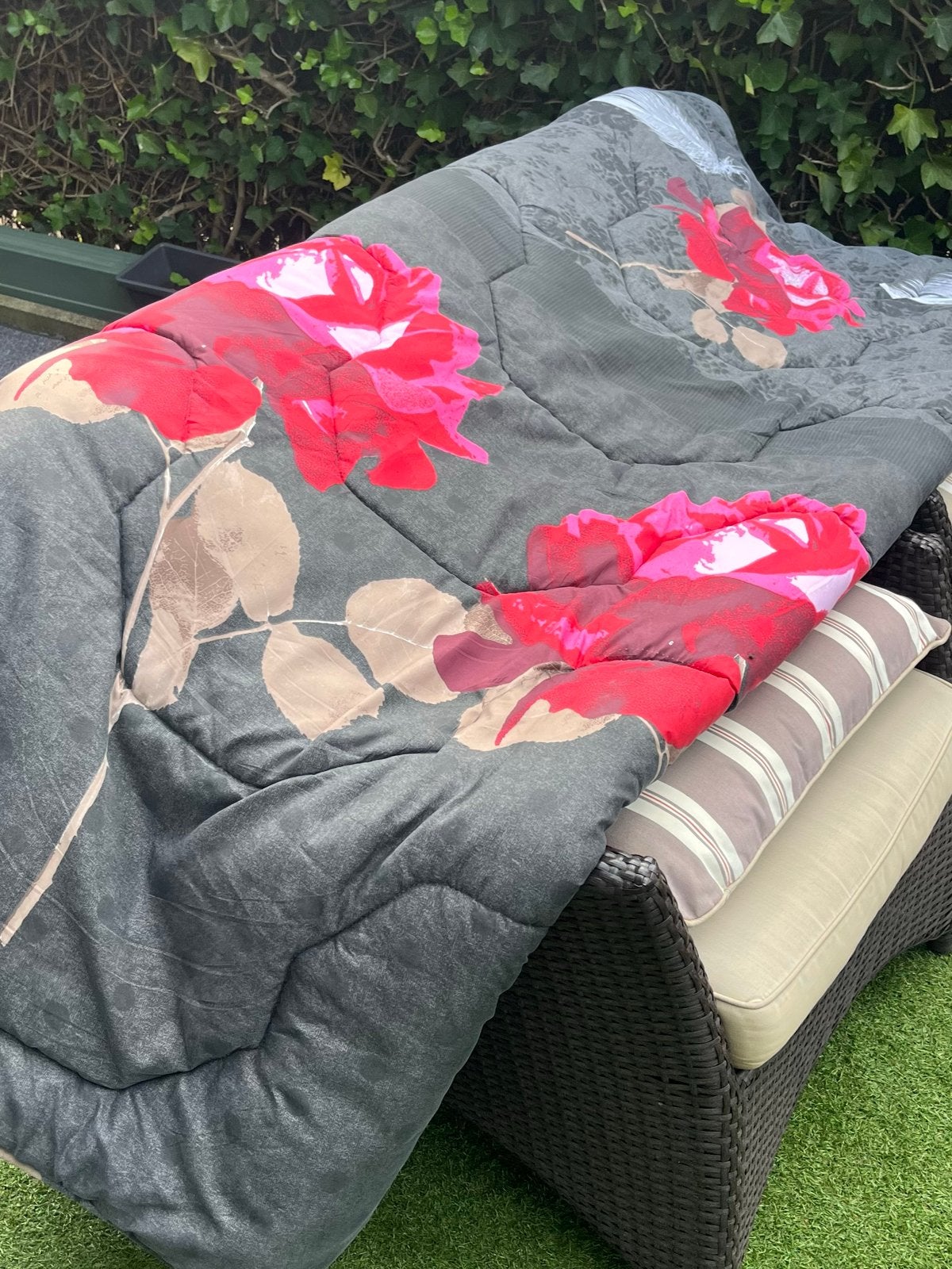 Dekbed 240x220 met 2 kussenslopen - Zwart met rozen, Ophalen, Zwart, Tweepersoons, Inclusief kussenslopen