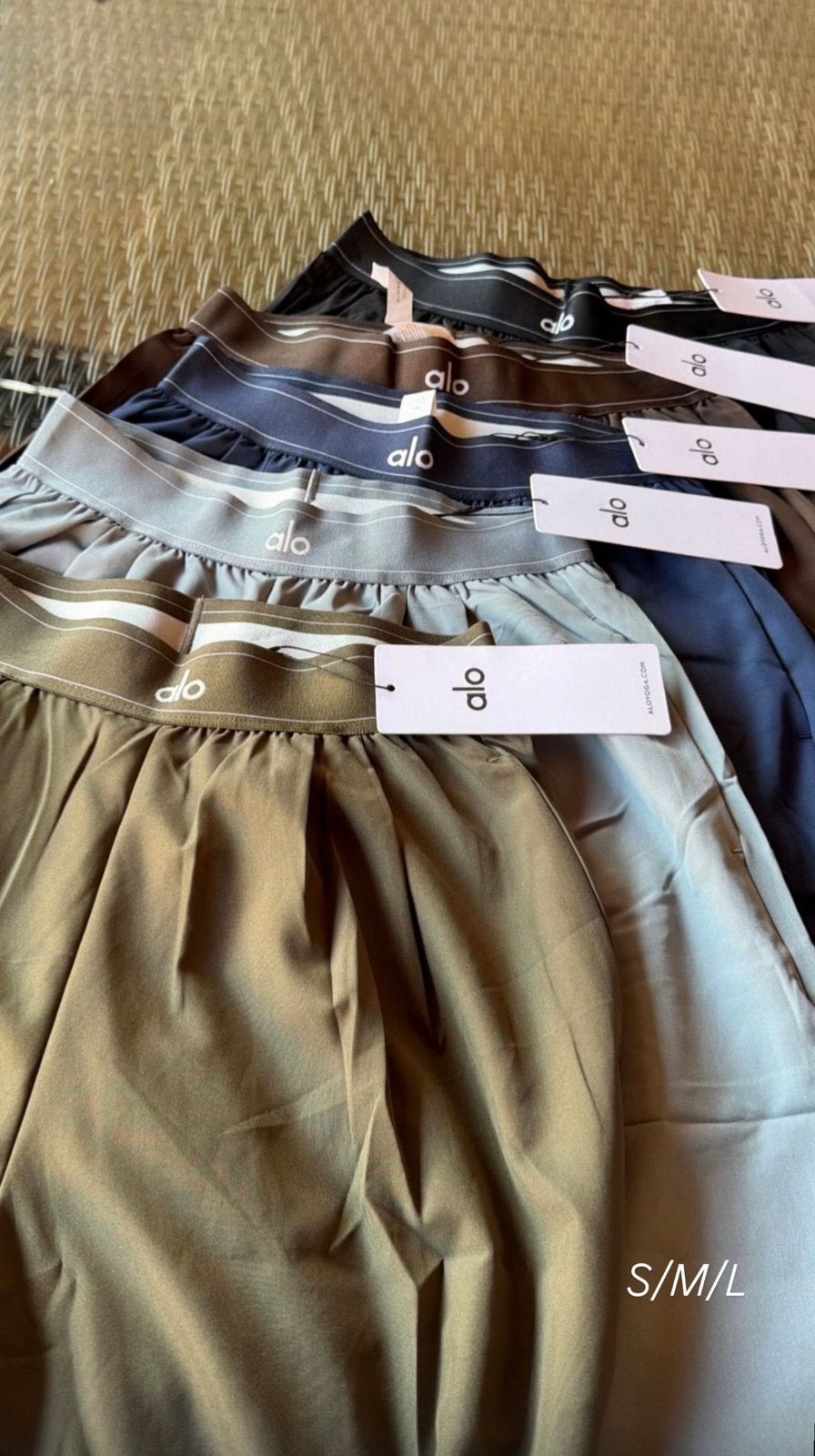 Alo broeken in diverse kleuren en maten, Kleding | Dames, Broeken en Pantalons, Maat 38/40 (M), Overige kleuren, Nieuw, Ophalen of Verzenden
