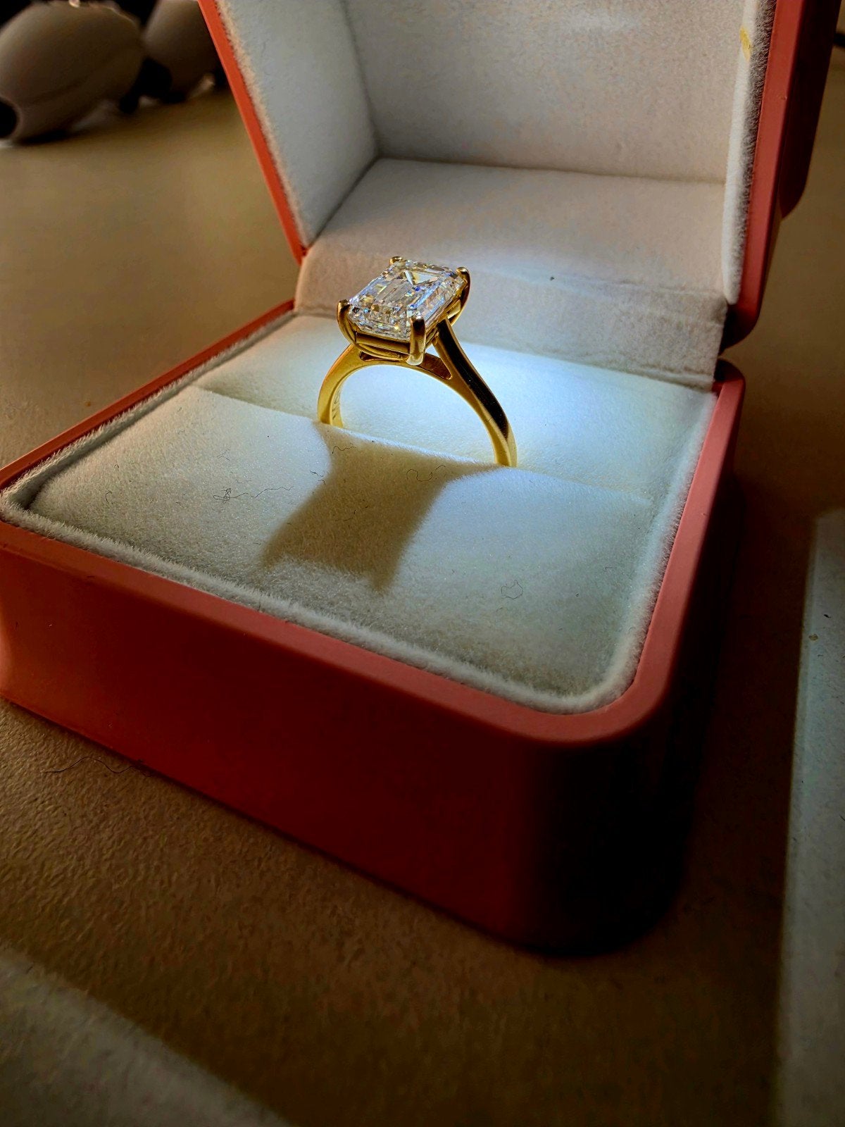 Arya Emerald Solitaire Verlovingsring 3.87k 18K Geelgoud, Met kristal, Overige kleuren, Ophalen of Verzenden, Zo goed als nieuw