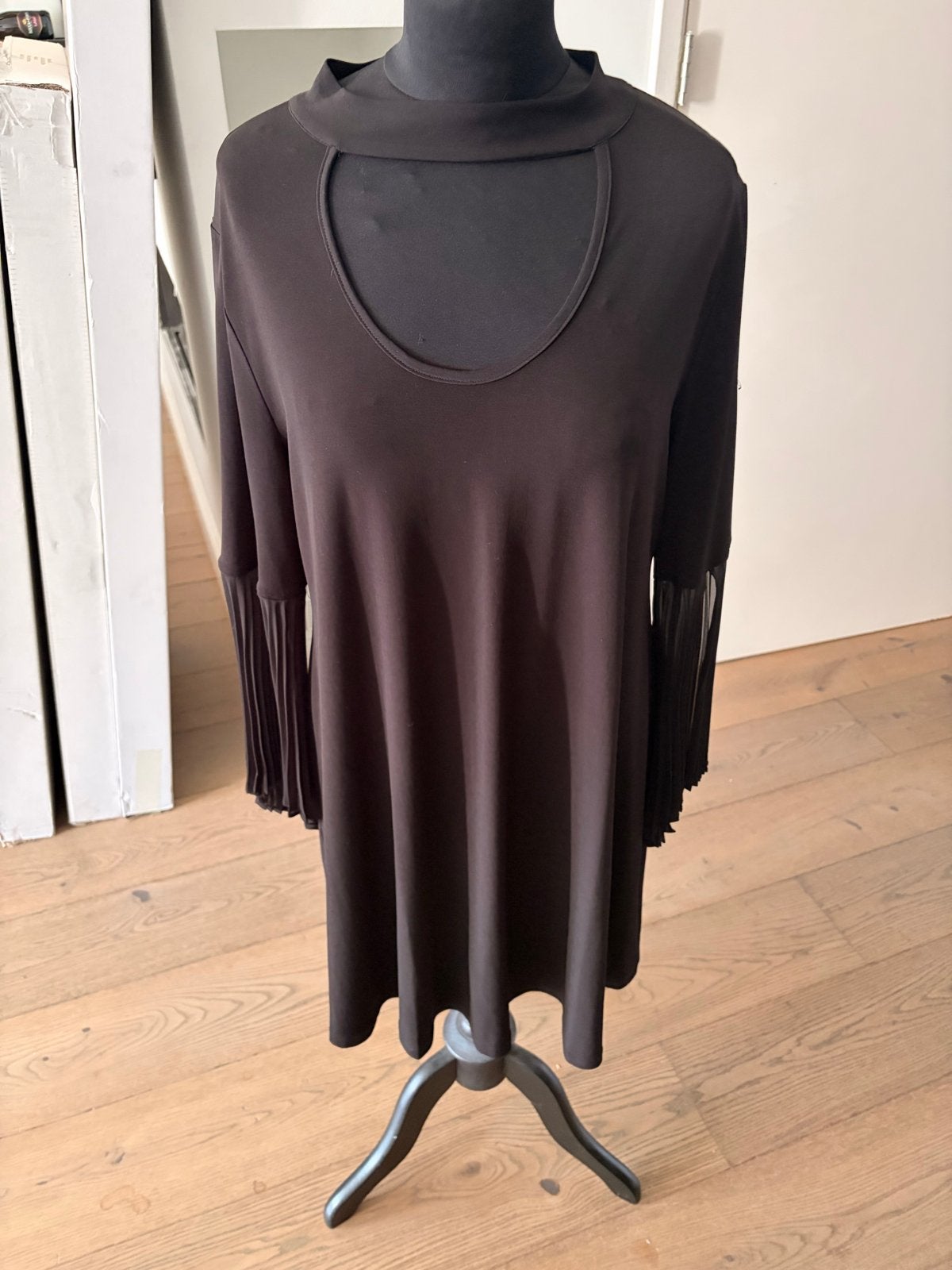 Zwarte tuniek met open hals en geplooide mouwen Yoek, Ophalen of Verzenden, Zo goed als nieuw, Maat 38/40 (M), Zwart