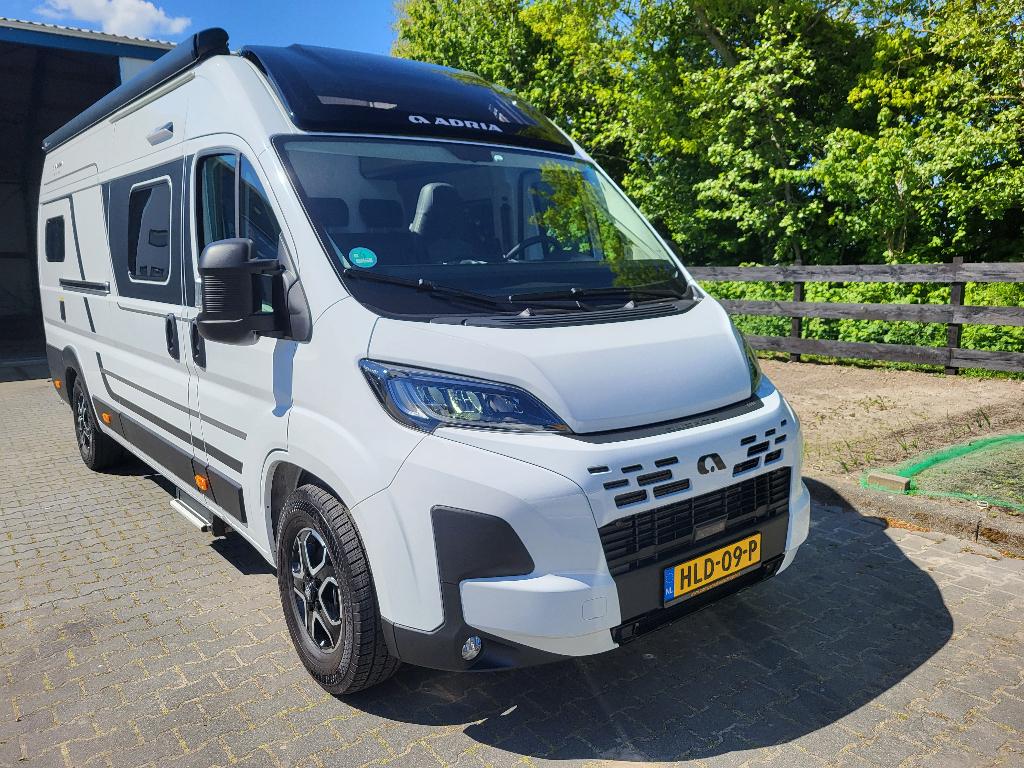 Camperbussen 600 en 640 cm te huur, automaat, volledige inv.