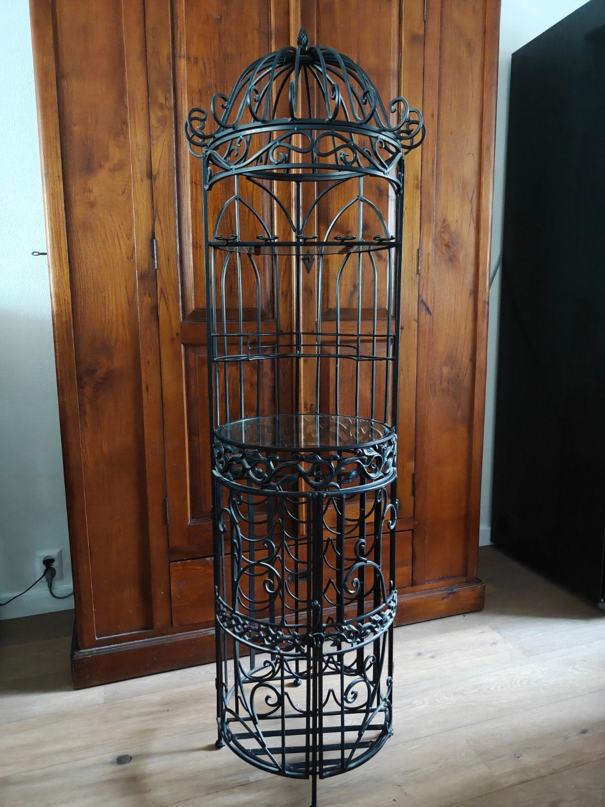 Wijnrek van metaal met glasplaten en sierlijke details, Huis en Inrichting, Woonaccessoires | Wijnrekken, Ophalen, Gebruikt, Metaal