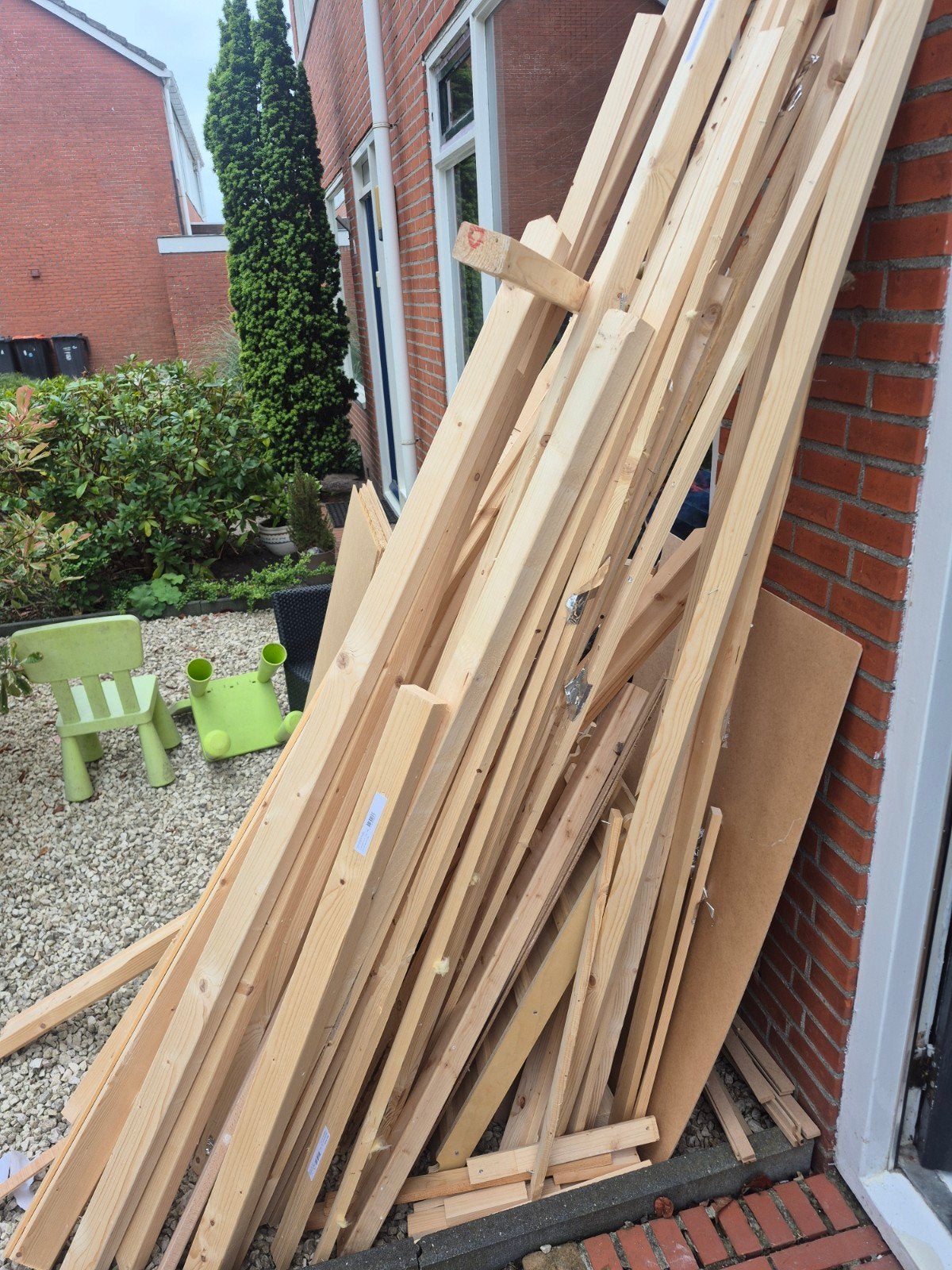 Partij houten balken, latjes, profielen en deuren, Ophalen, 25 tot 50 mm, Zo goed als nieuw, 200 tot 250 cm