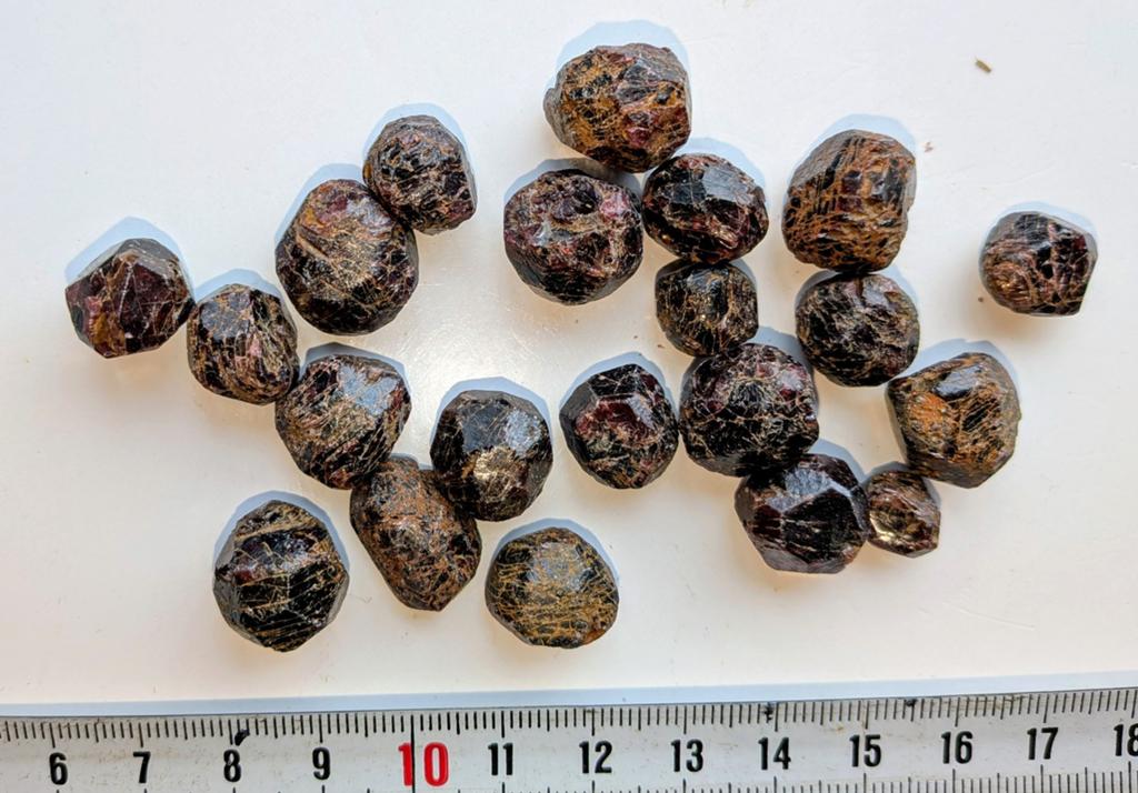 Ruwe granaat almandien, Sieraden, Tassen en Uiterlijk, Edelstenen, Verzenden, Zo goed als nieuw
