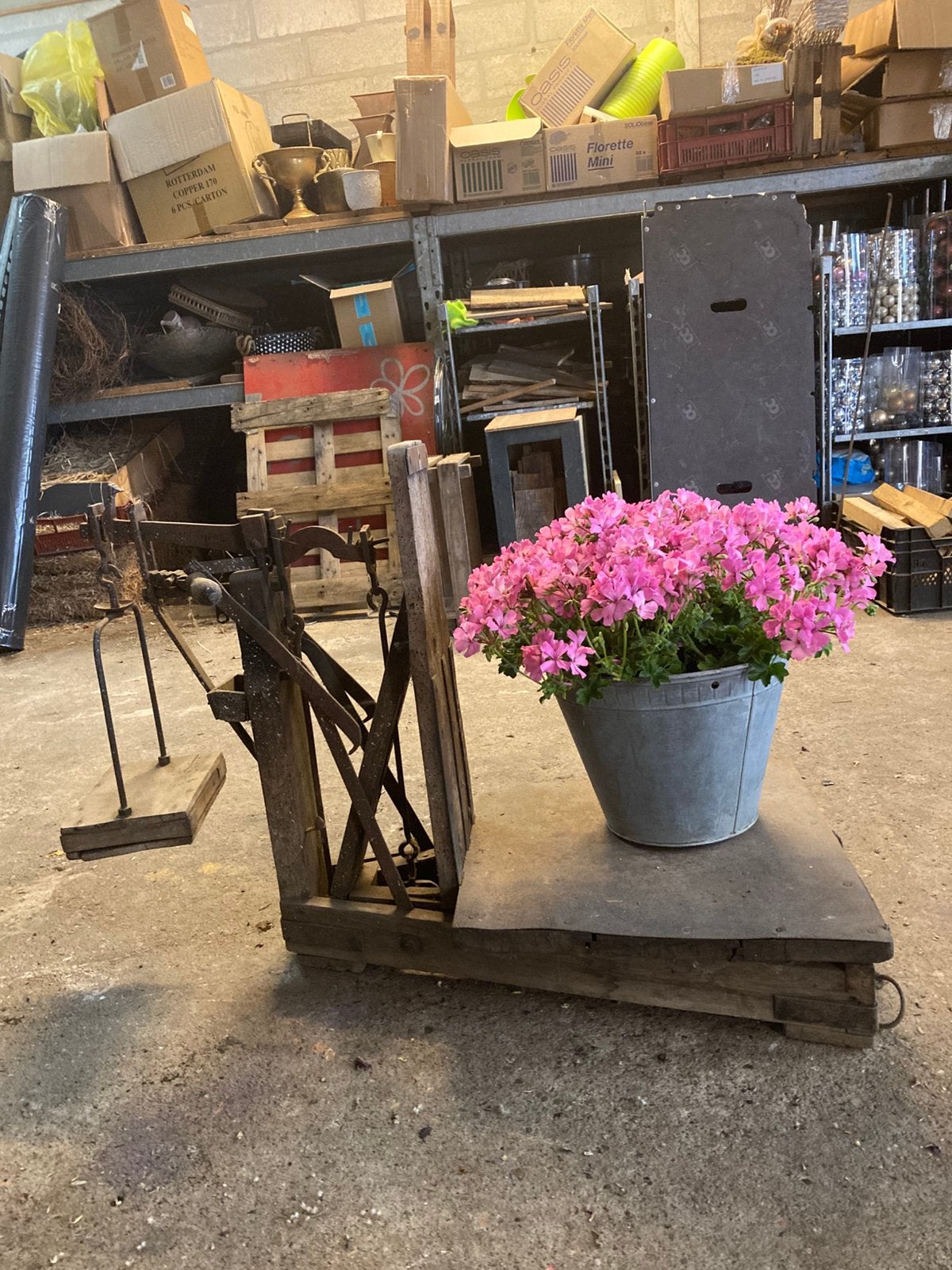 Antieke bascule compleet met geraniums., Doe-het-zelf en Verbouw, Werkbanken, Ophalen of Verzenden, Zo goed als nieuw