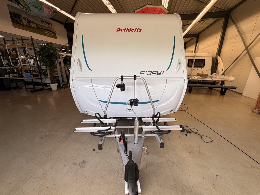 Dethleffs C'Joy 480 QLK +mover+fietsenrek+voortent, Caravans en Kamperen, Caravans, Standaardzit, Bedrijf, 750 - 1000 kg, Dethleffs