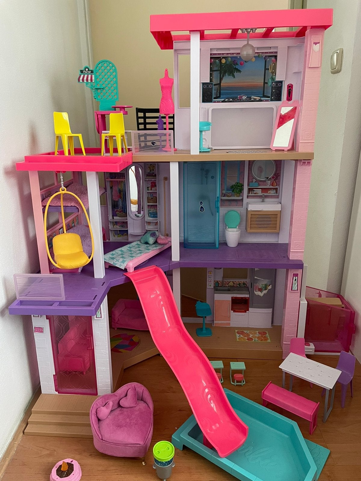 Barbie poppenhuis met accesoires, Ophalen, Zo goed als nieuw, Poppenhuis