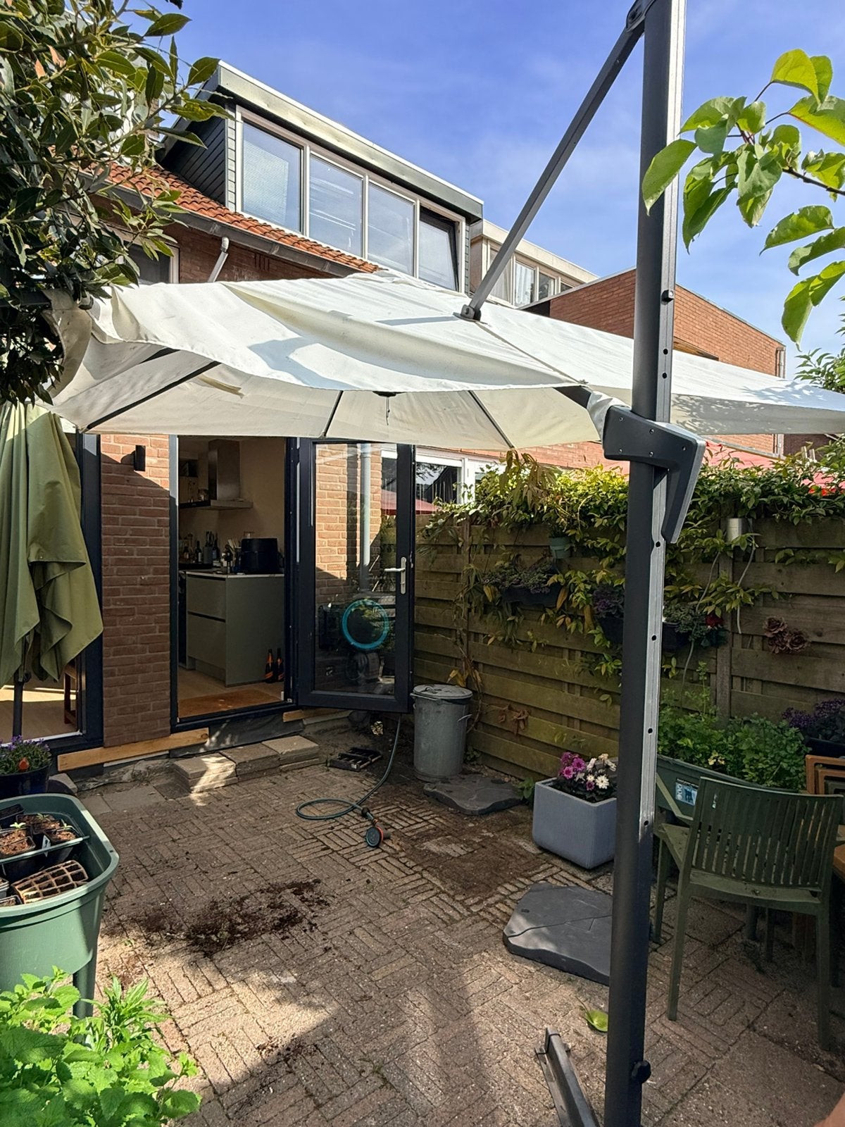 Grote zweefparasol ca 3x4 meter met 4 parasoltegels, Ophalen, Gebruikt, Zweefparasol, Kantelbaar