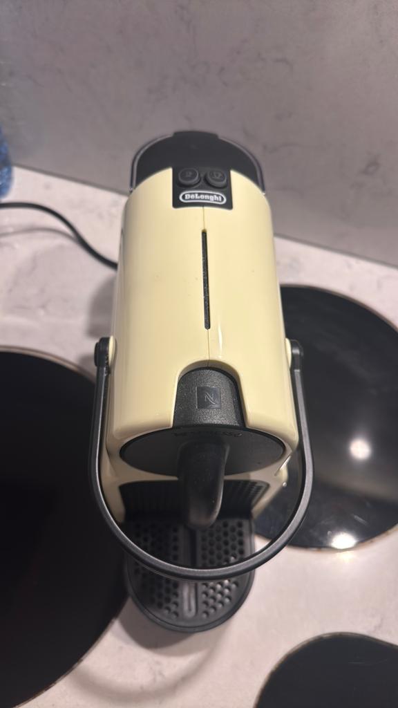 Nespresso De'Longhi Inissia Koffiezetapparaat - Crème, Ophalen, Espresso apparaat, Zo goed als nieuw, 1 kopje