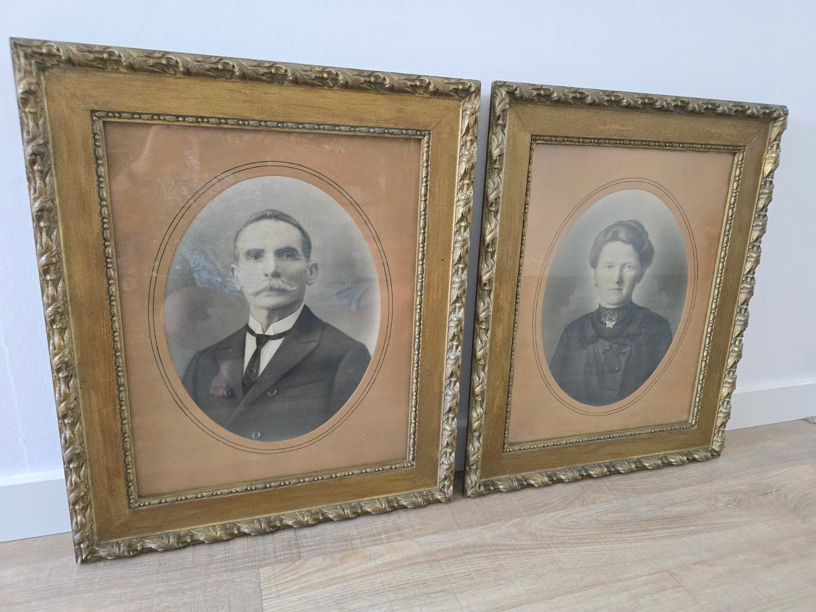 2 antieke 19e eeuwse tekeningen portretfoto's vergulde lijst, Ophalen of Verzenden