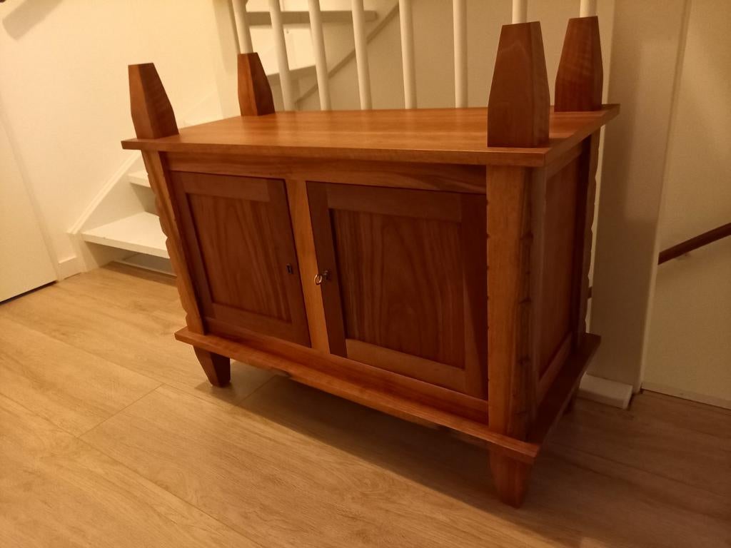 Uniek kastje kersen / notenhout., Ophalen