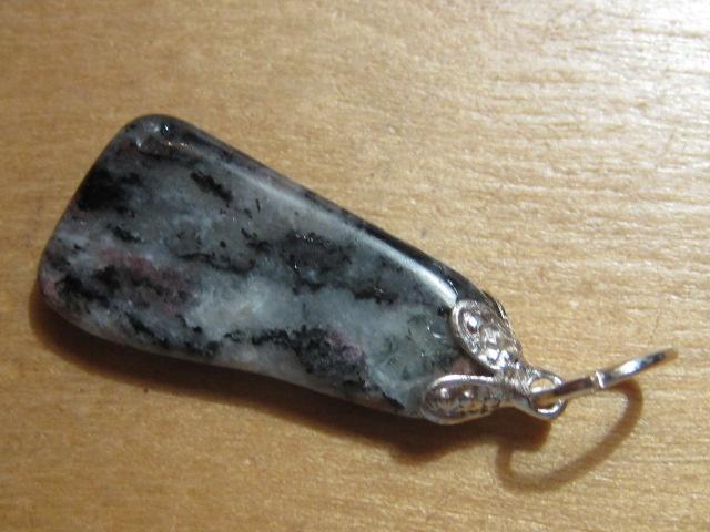 h. 3x subtiele edelsteenhanger EUDIALIET (3) zeldzaam, Sieraden, Tassen en Uiterlijk, Kettinghangers, Verzenden, Nieuw, Steen of Mineraal