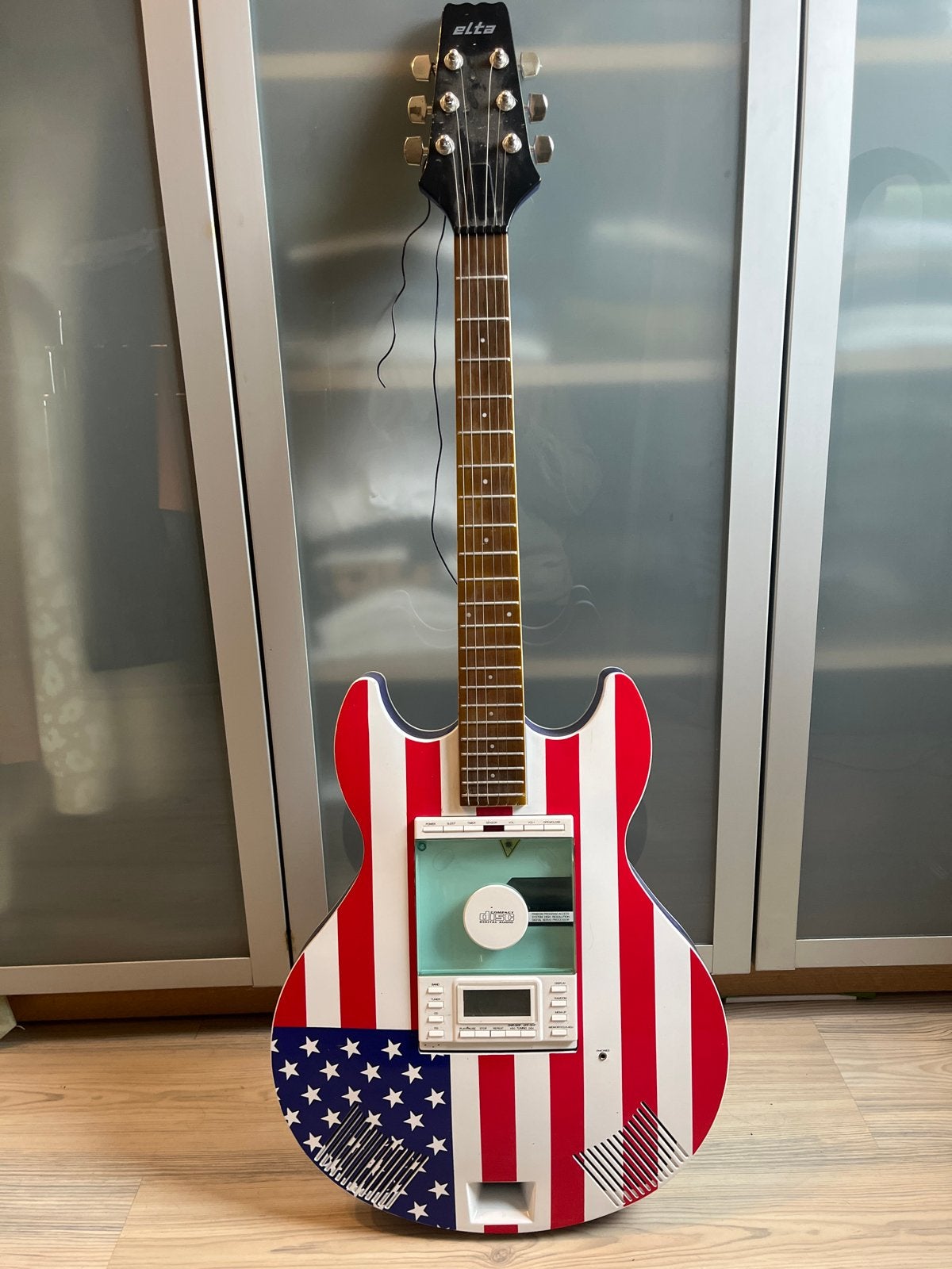 Elta gitaar met CD/radio - USA design. Werkt wss niet., Ophalen, Gebruikt