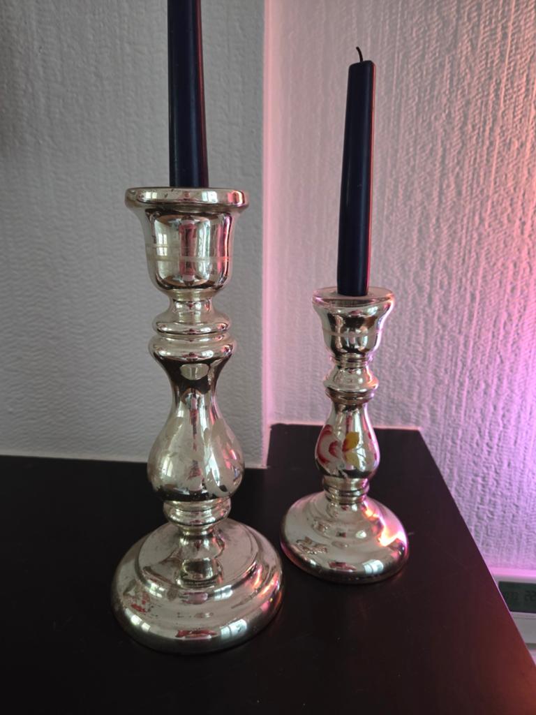 Set van 2 antieke armeluis Zilverkleurige Kandelaars, Ophalen of Verzenden