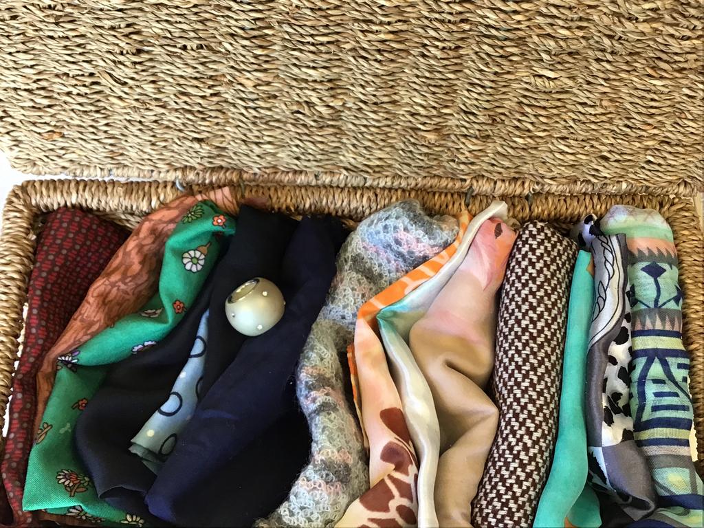 15 leuke sjaaltjes met een sjaal-ring in een leuke mand, Kleding | Dames, Mutsen, Sjaals en Handschoenen, Ophalen of Verzenden