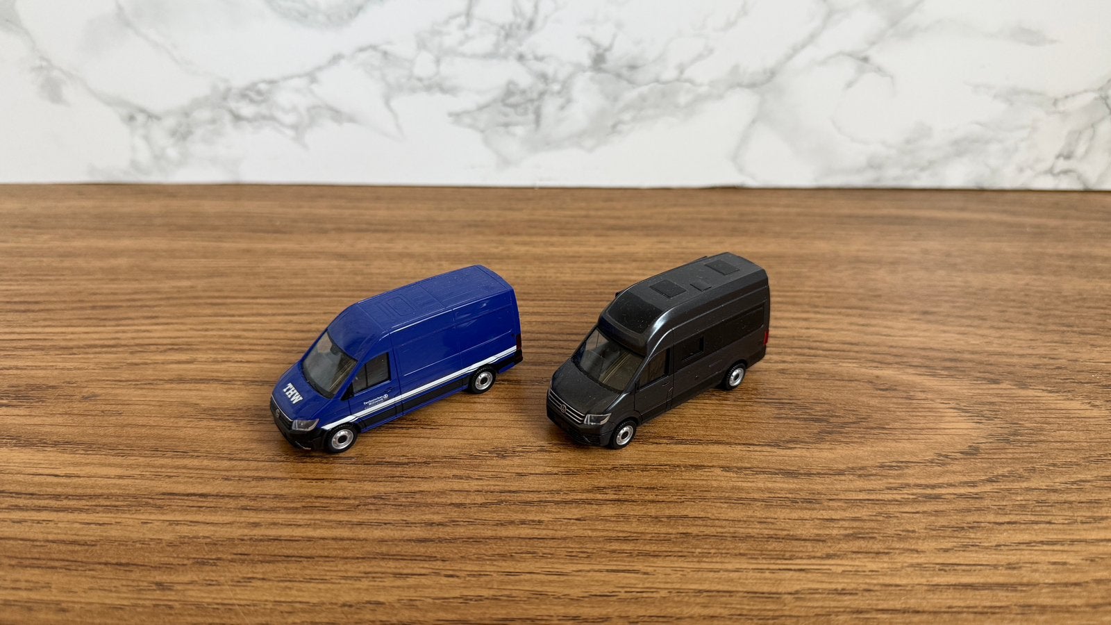 2x Herpa Volkswagen VW Crafter Bus Busjes THW Camper, Ophalen of Verzenden, Zo goed als nieuw, Bus of Vrachtwagen, Herpa