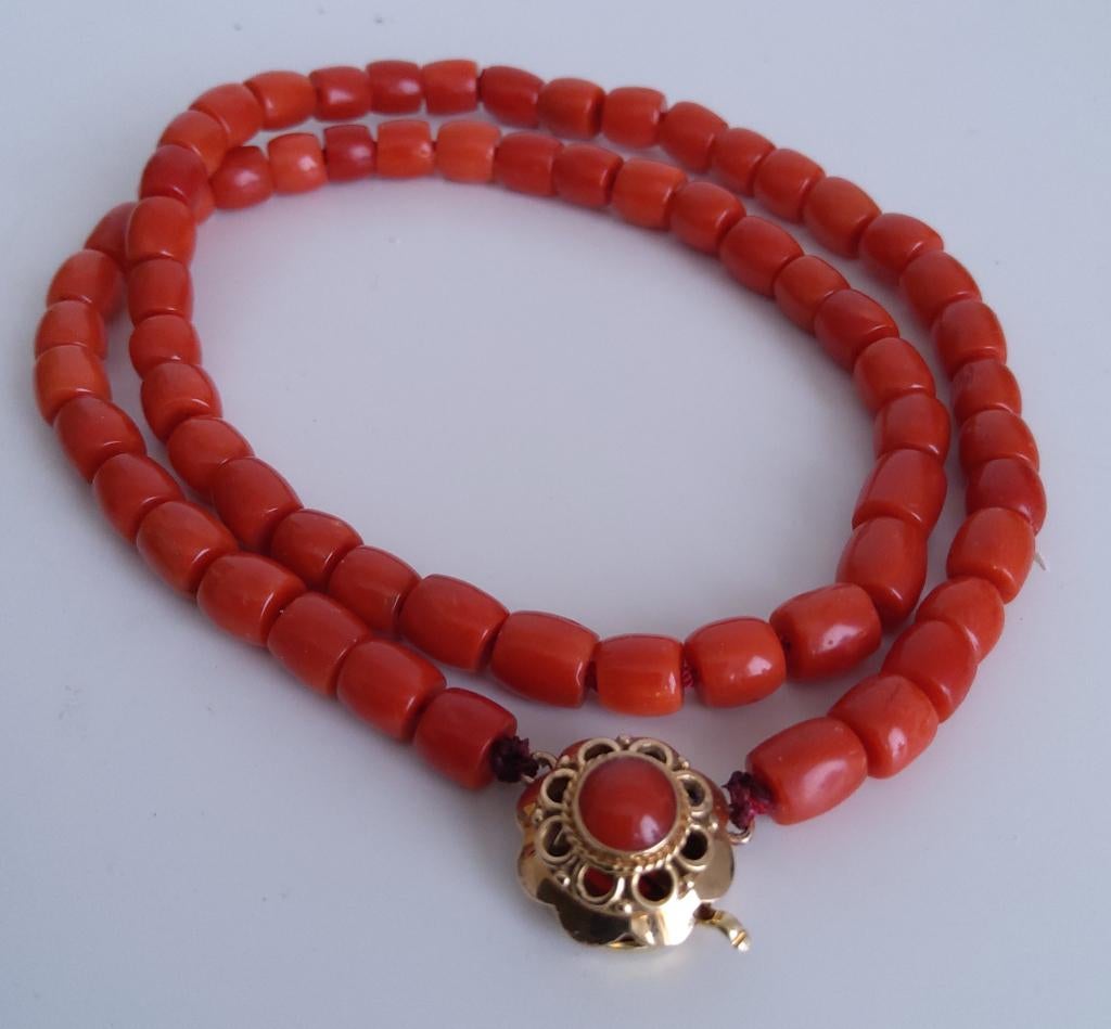 Ketting van tonnetjes bloedkoraal met gouden slot, Sieraden, Tassen en Uiterlijk, Antieke sieraden, Verzenden, Goud, Ketting, Met edelsteen