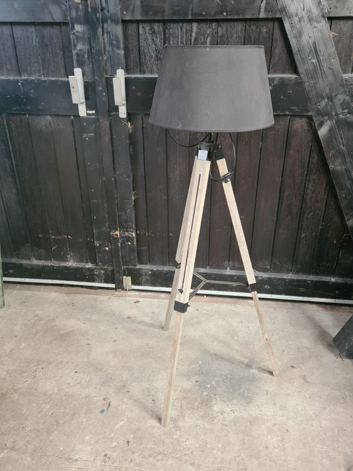 Moderne vloerlamp met zwarte kap en houten driepoot, Gebruikt, Modern, Scandinavisch, 150 tot 200 cm, E27 (groot)