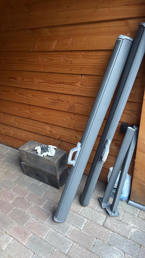 Uittrekbare windschermen, met betonpoeren, Minder dan 150 cm, Ophalen, Gebruikt, Rolluik