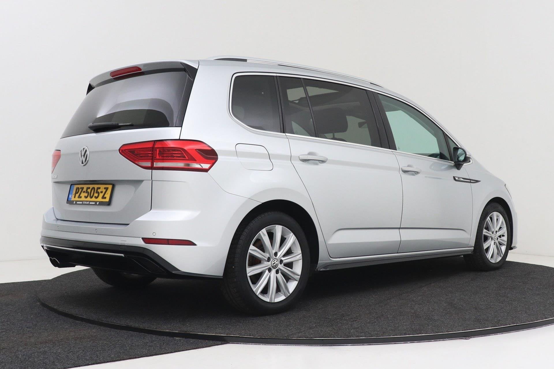 Volkswagen Touran 1.8 TSI Highline Business R-Line 7p | Trek, Stof, Gebruikt, 4 cilinders, 1462 kg