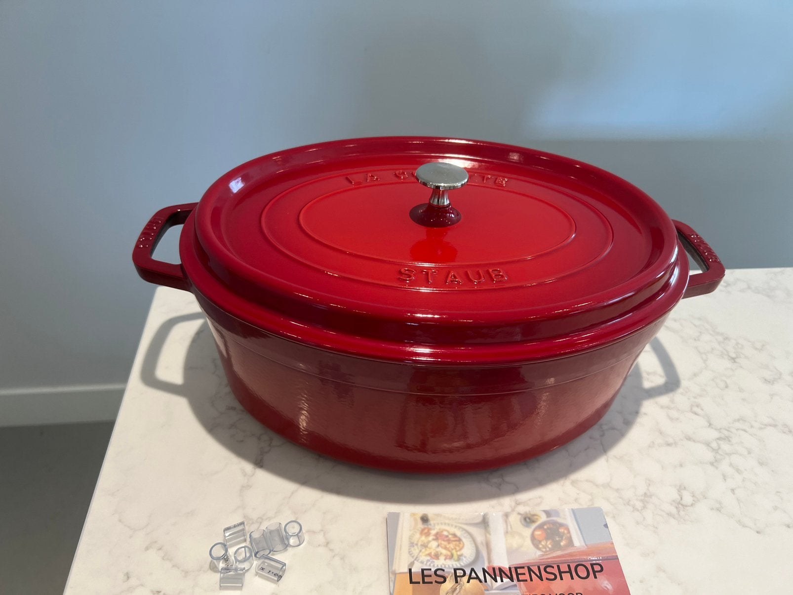 Staub La Cocotte 37 cm Cerise in super staat!, Ophalen of Verzenden, Zo goed als nieuw, Staub, Nvt